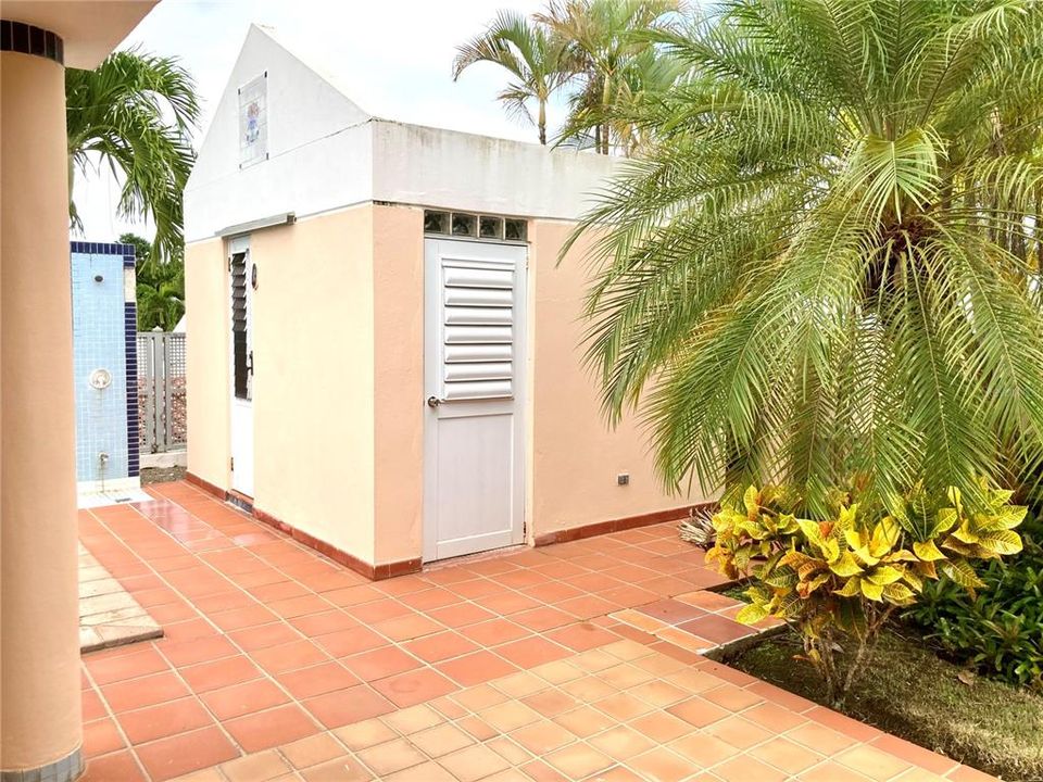 Vendido Recientemente: $865,000 (4 camas, 3 baños, 7747 Pies cuadrados)