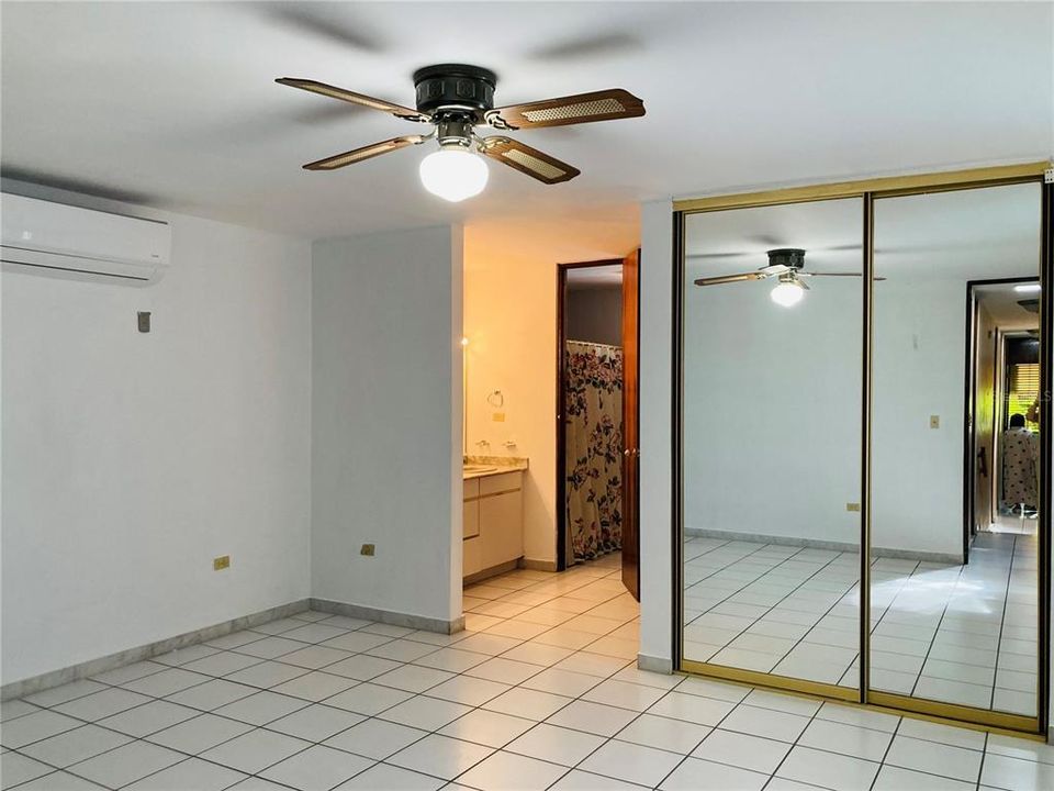 Vendido Recientemente: $865,000 (4 camas, 3 baños, 7747 Pies cuadrados)