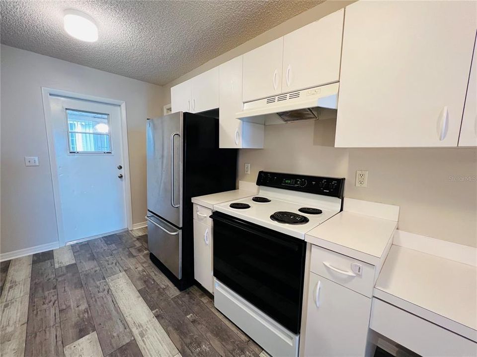 Active With Contract: $164,900 (2 beds, 2 baths, 1073 Square Feet)