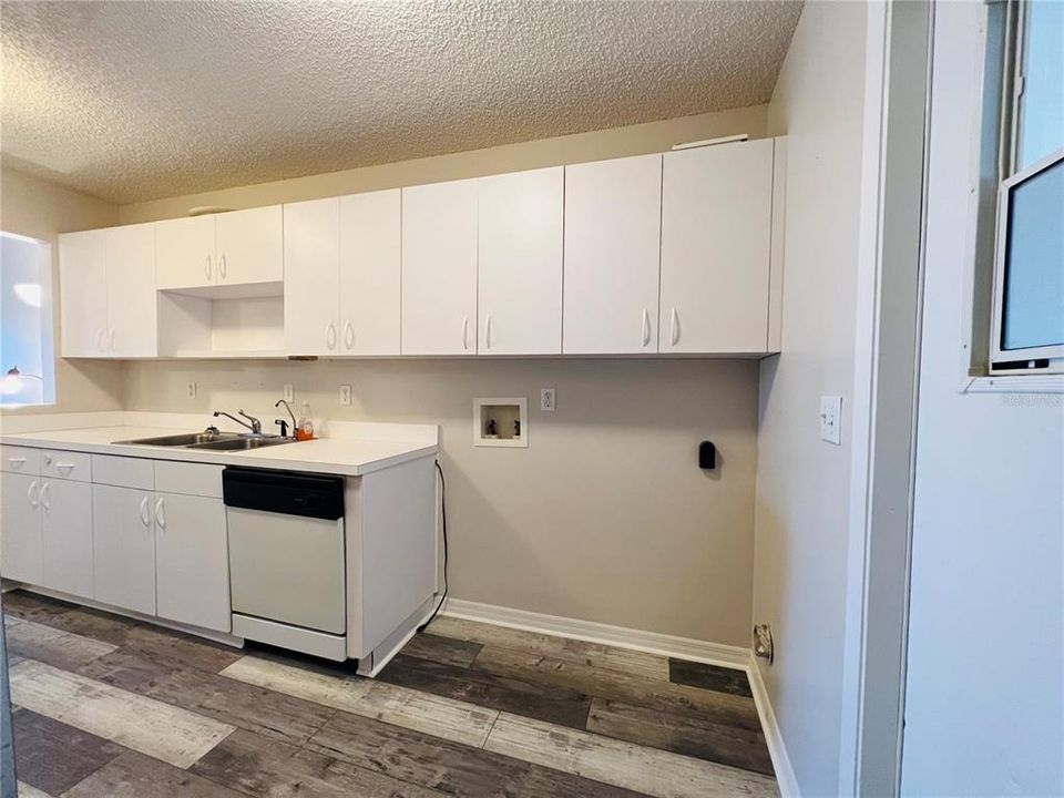 Active With Contract: $164,900 (2 beds, 2 baths, 1073 Square Feet)