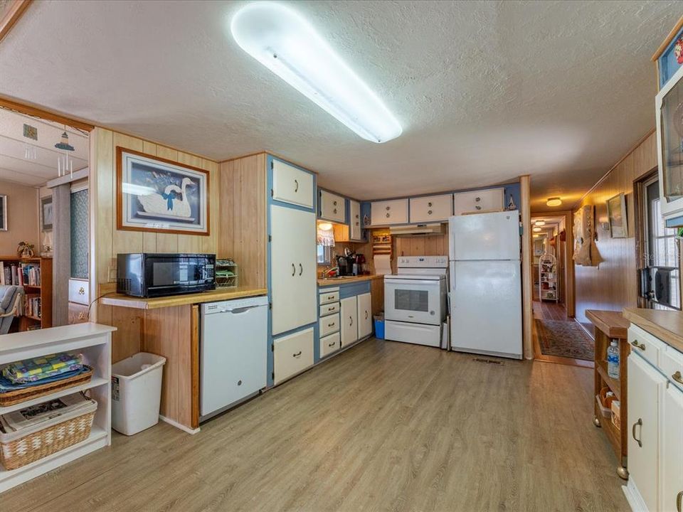 For Sale: $189,900 (2 beds, 1 baths, 970 Square Feet)