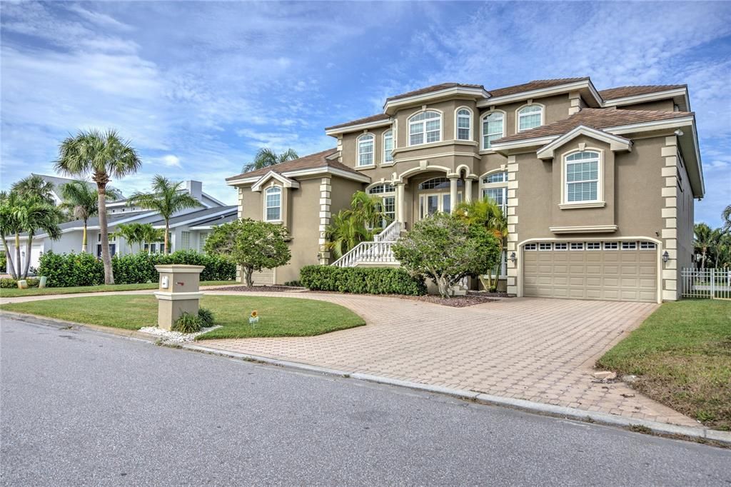 For Sale: $3,799,000 (6 beds, 4 baths, 5104 Square Feet)