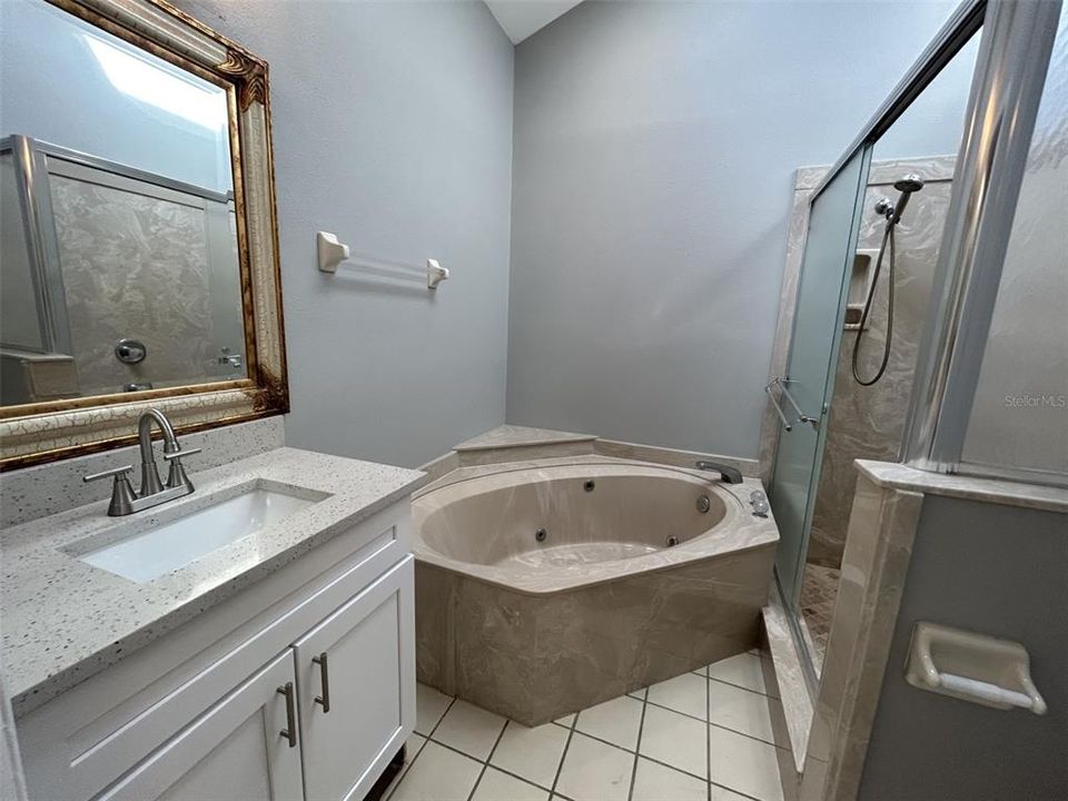 最近售出: $349,900 (3 贝兹, 3 浴室, 2125 平方英尺)