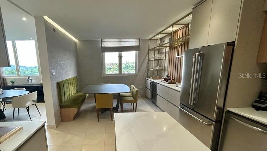 Vendido Recientemente: $1,175,000 (4 camas, 3 baños, 4026 Pies cuadrados)