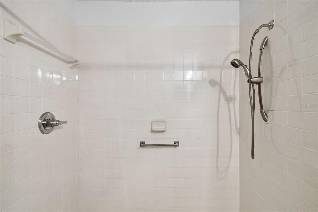最近售出: $410,000 (3 贝兹, 2 浴室, 1832 平方英尺)
