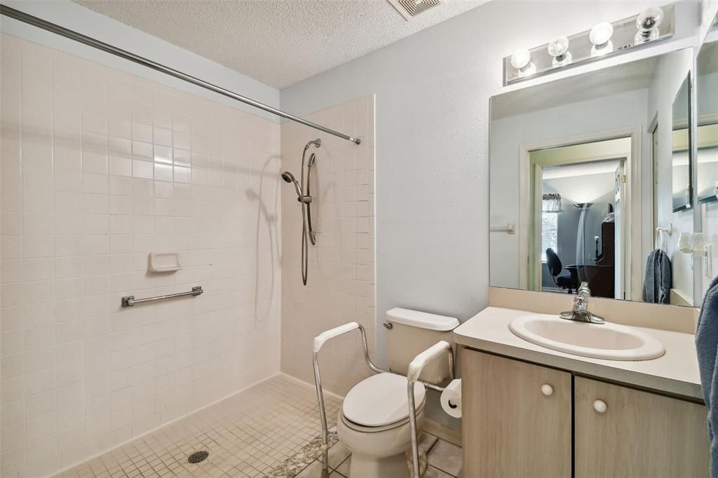 最近售出: $410,000 (3 贝兹, 2 浴室, 1832 平方英尺)