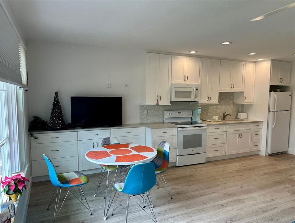 Active With Contract: $1,550 (1 beds, 1 baths, 563 Square Feet)