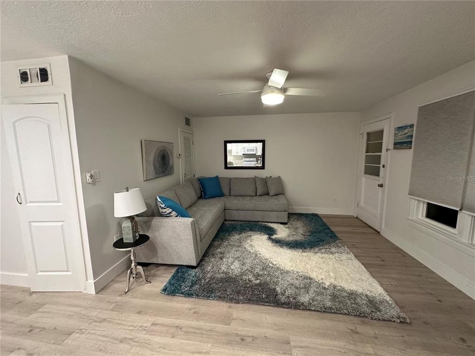 Active With Contract: $1,550 (1 beds, 1 baths, 563 Square Feet)