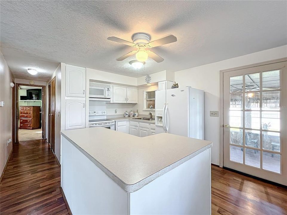 For Sale: $107,800 (2 beds, 2 baths, 1056 Square Feet)