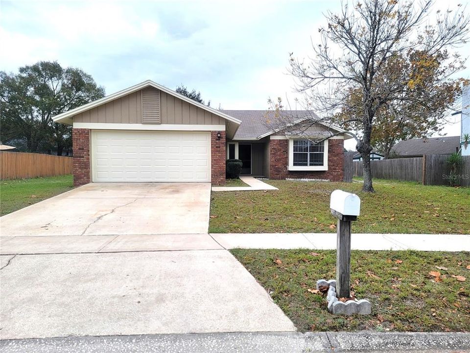 Recently Rented: $2,100 (3 beds, 2 baths, 1613 Square Feet)