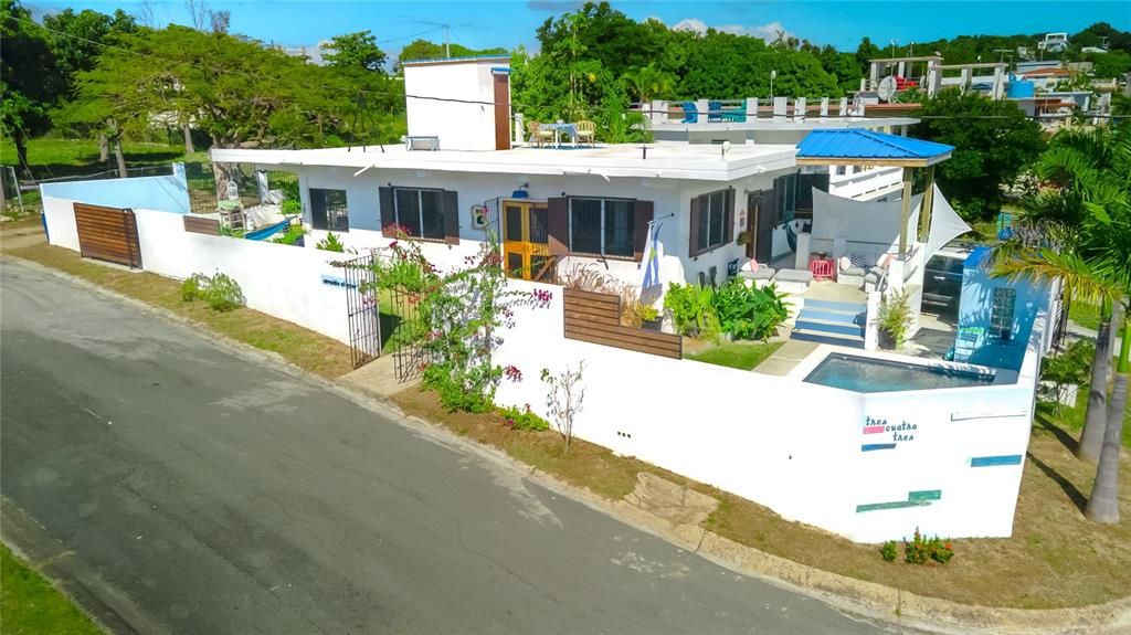 Corner lot with privacy walls