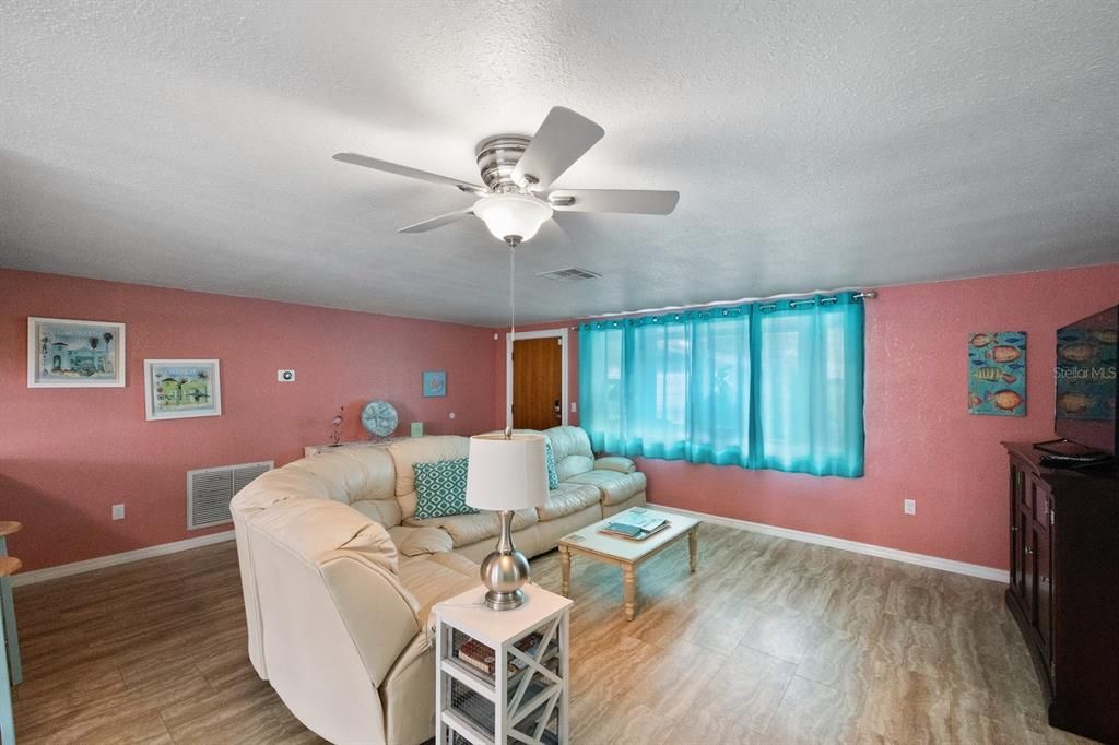 For Sale: $595,000 (2 beds, 2 baths, 1154 Square Feet)