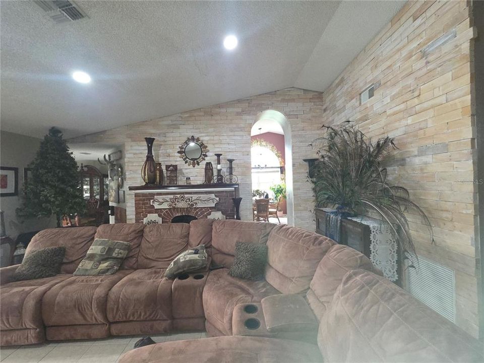 待售: $450,000 (3 贝兹, 2 浴室, 2147 平方英尺)