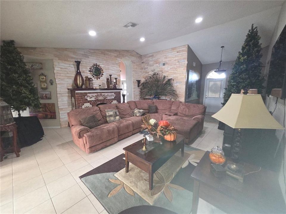 待售: $450,000 (3 贝兹, 2 浴室, 2147 平方英尺)