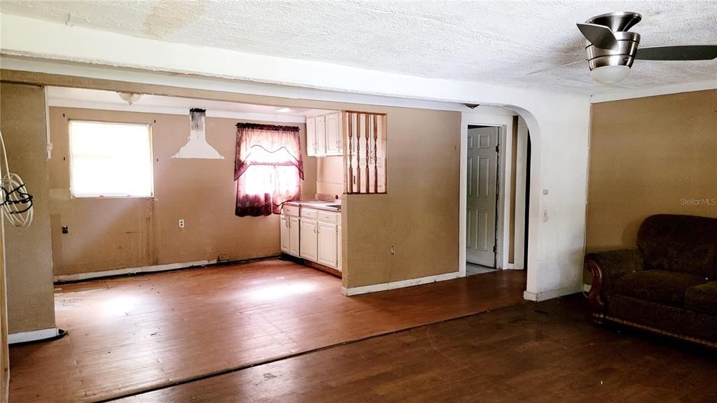 For Sale: $118,000 (3 beds, 1 baths, 1088 Square Feet)