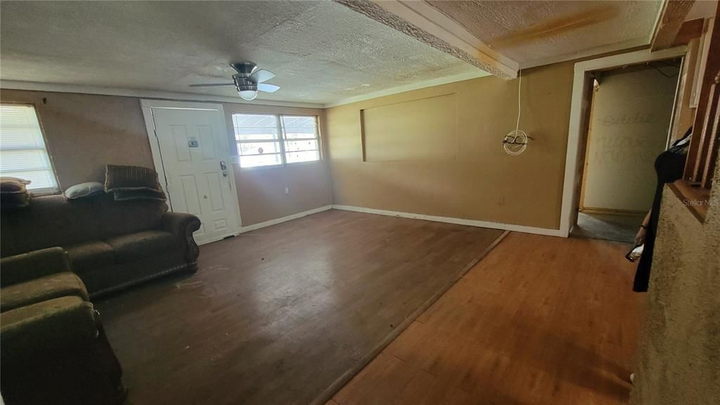 For Sale: $118,000 (3 beds, 1 baths, 1088 Square Feet)