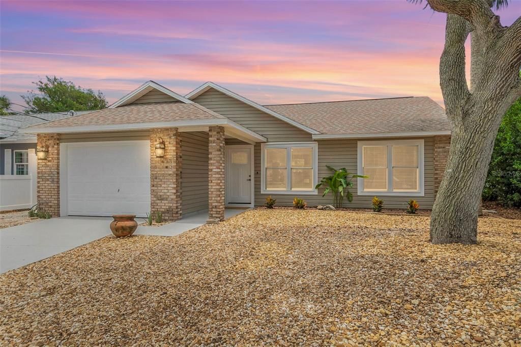 Active With Contract: $596,600 (3 beds, 2 baths, 1186 Square Feet)