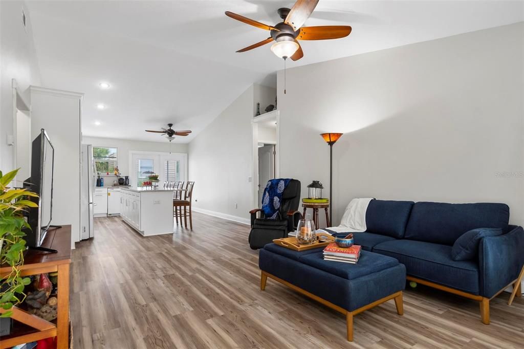 Active With Contract: $596,600 (3 beds, 2 baths, 1186 Square Feet)