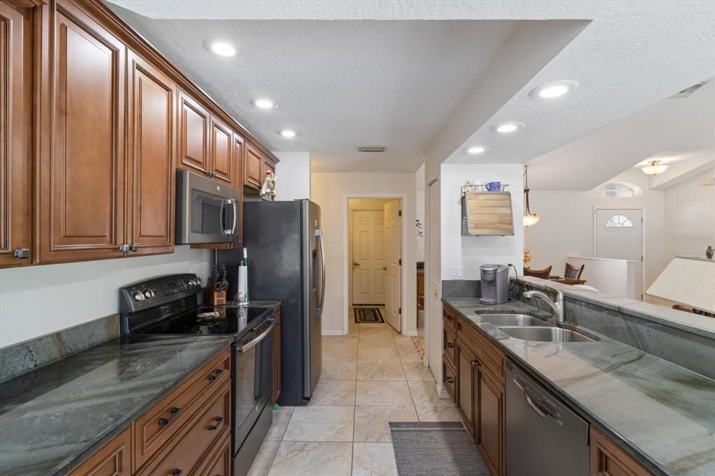 Recently Sold: $435,000 (3 beds, 2 baths, 1593 Square Feet)