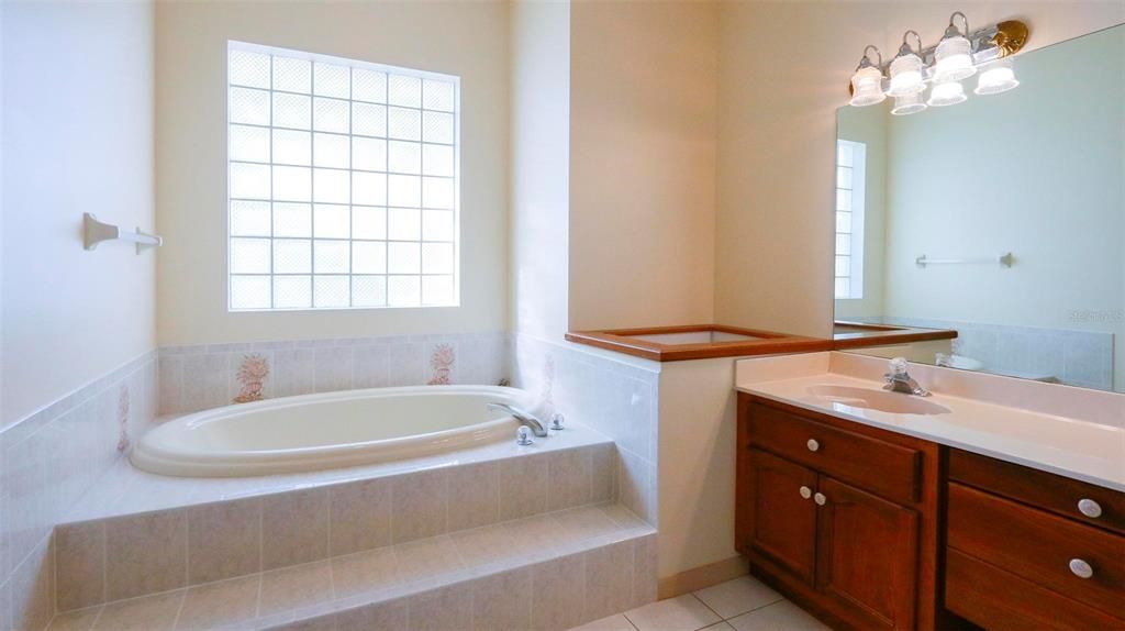 最近售出: $429,900 (4 贝兹, 2 浴室, 2431 平方英尺)