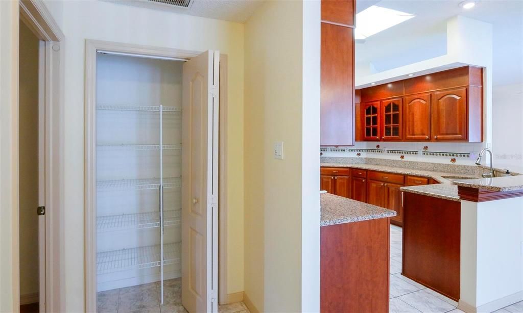 Vendido Recientemente: $429,900 (4 camas, 2 baños, 2431 Pies cuadrados)