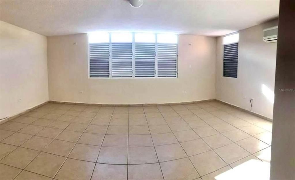 Vendido Recientemente: $369,000 (4 camas, 3 baños, 2250 Pies cuadrados)