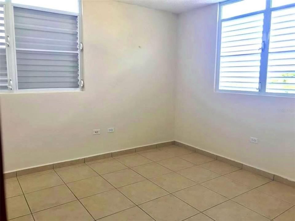 Vendido Recientemente: $369,000 (4 camas, 3 baños, 2250 Pies cuadrados)