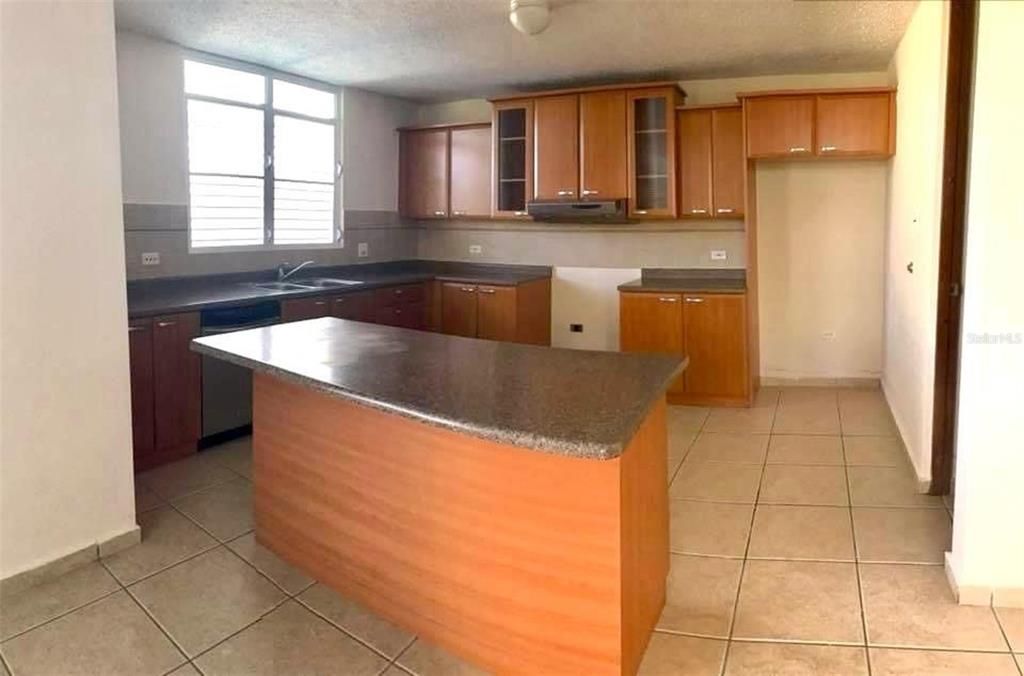 Vendido Recientemente: $369,000 (4 camas, 3 baños, 2250 Pies cuadrados)