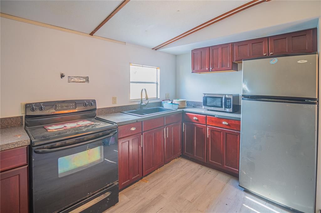 For Sale: $135,000 (3 beds, 2 baths, 924 Square Feet)