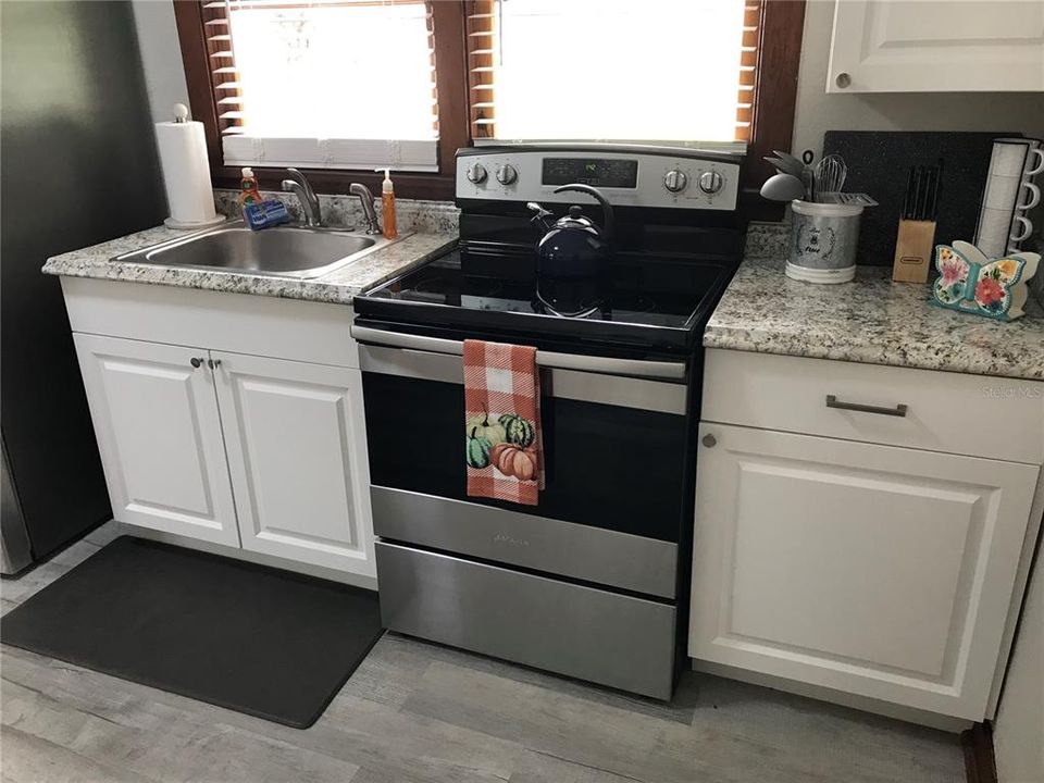 For Sale: $219,900 (2 beds, 1 baths, 748 Square Feet)