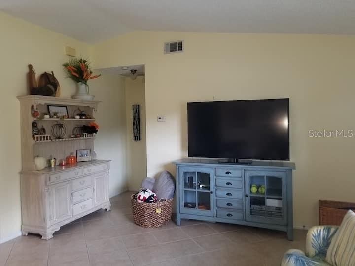 For Rent: $4,200 (2 beds, 2 baths, 1050 Square Feet)