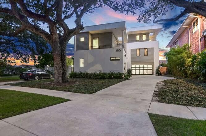Recently Sold: $9,650,000 (6 beds, 6 baths, 6551 Square Feet)