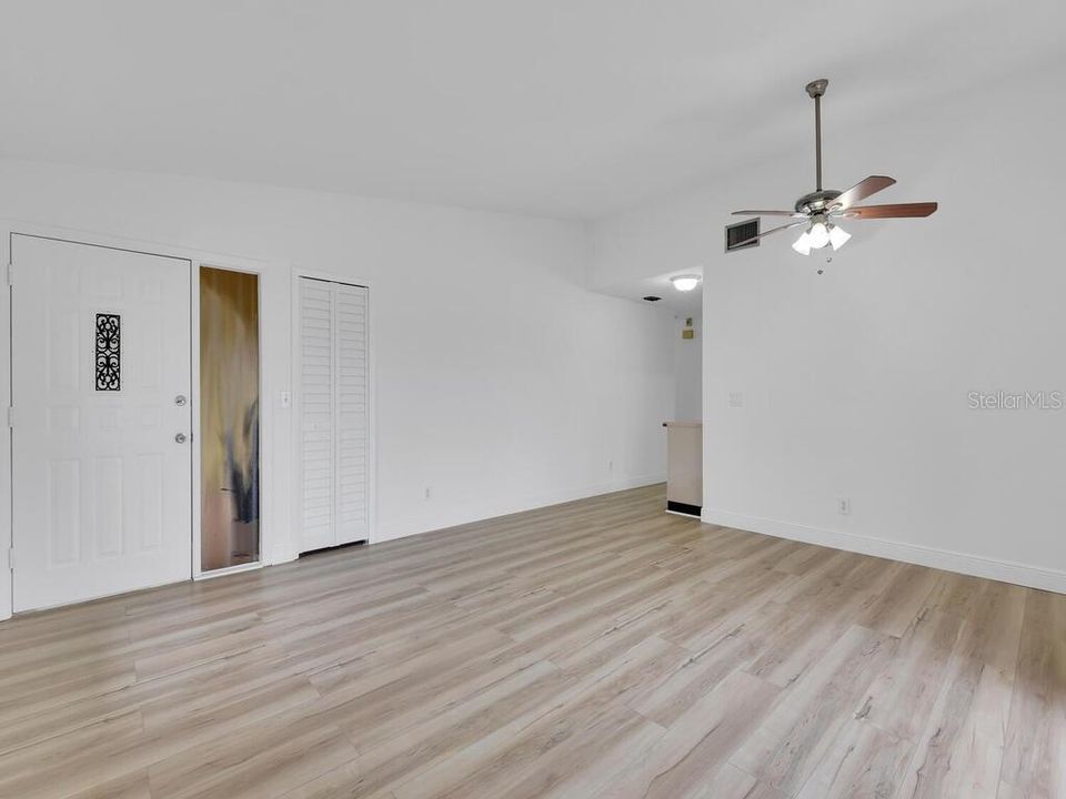 Active With Contract: $179,900 (2 beds, 2 baths, 935 Square Feet)