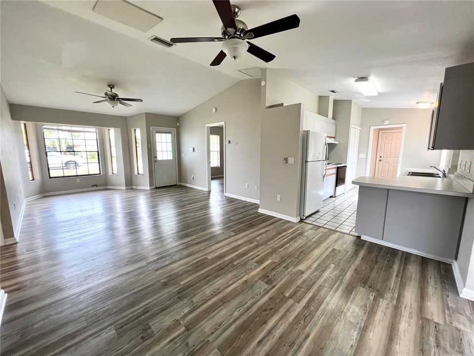 For Sale: $359,900 (3 beds, 2 baths, 1244 Square Feet)