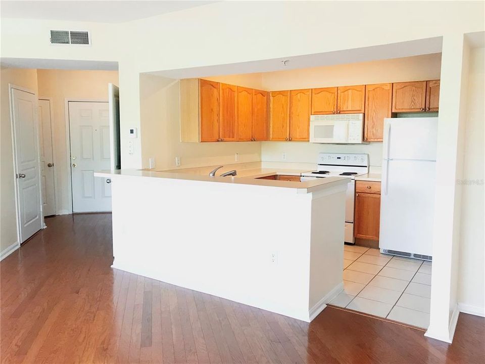 Active With Contract: $1,750 (2 beds, 2 baths, 1089 Square Feet)