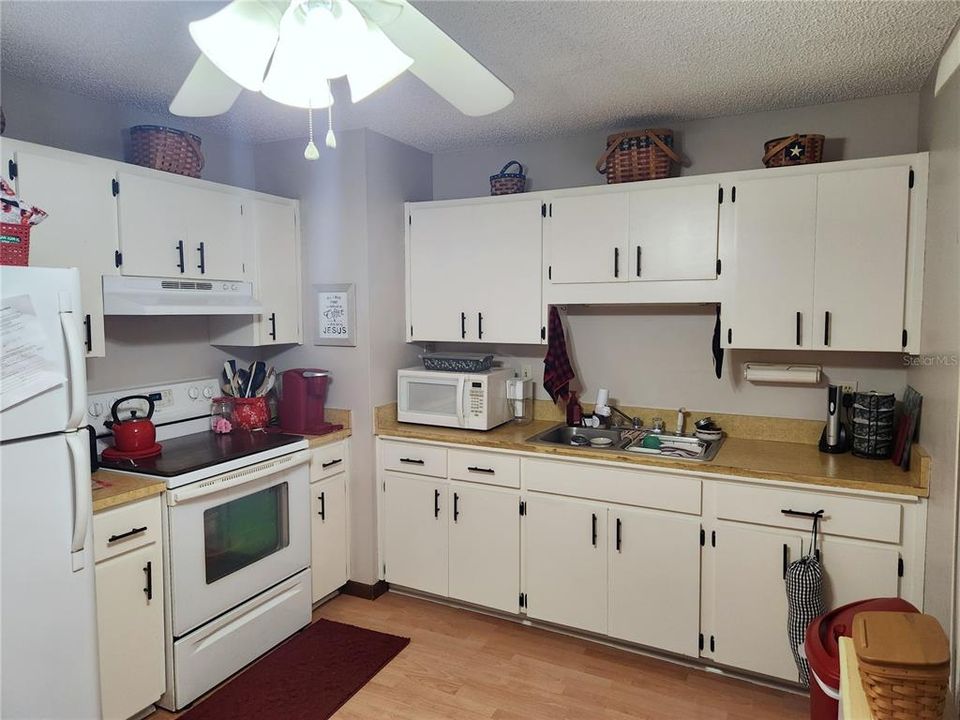 Active With Contract: $139,900 (2 beds, 1 baths, 768 Square Feet)