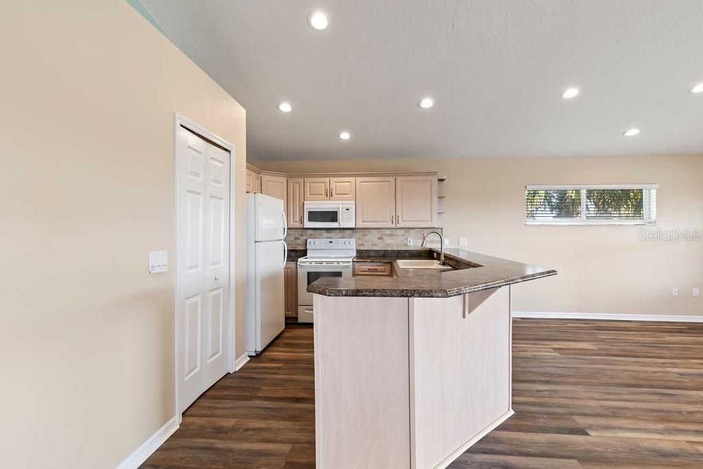 Active With Contract: $684,500 (3 beds, 3 baths, 1798 Square Feet)