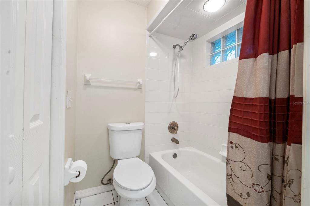 最近售出: $400,000 (4 贝兹, 2 浴室, 2467 平方英尺)