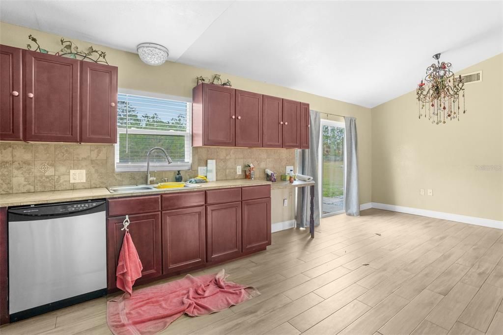 Recently Sold: $399,000 (2 beds, 1 baths, 1364 Square Feet)