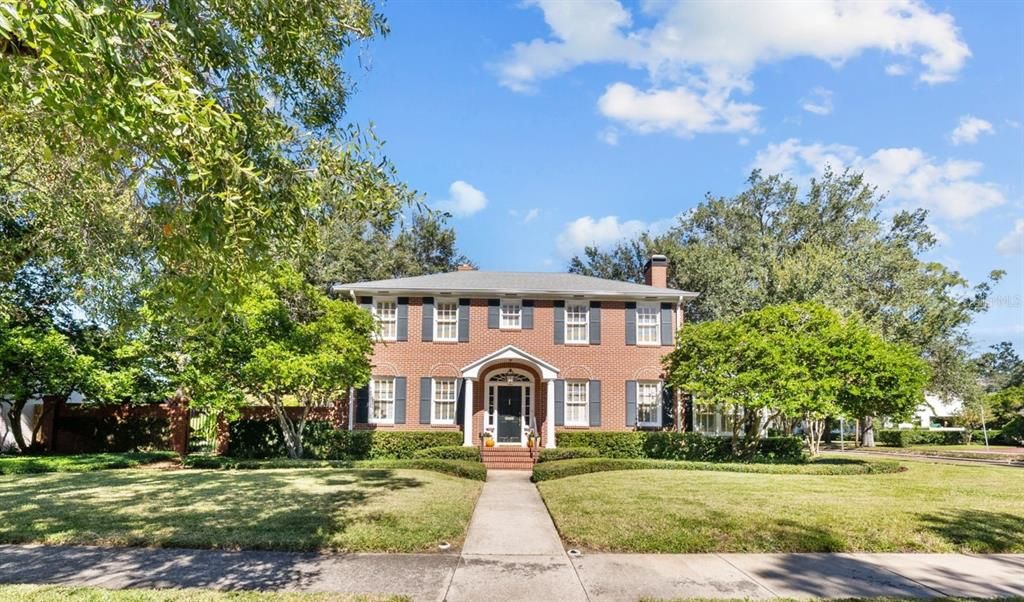 最近售出: $2,400,000 (5 贝兹, 3 浴室, 4033 平方英尺)