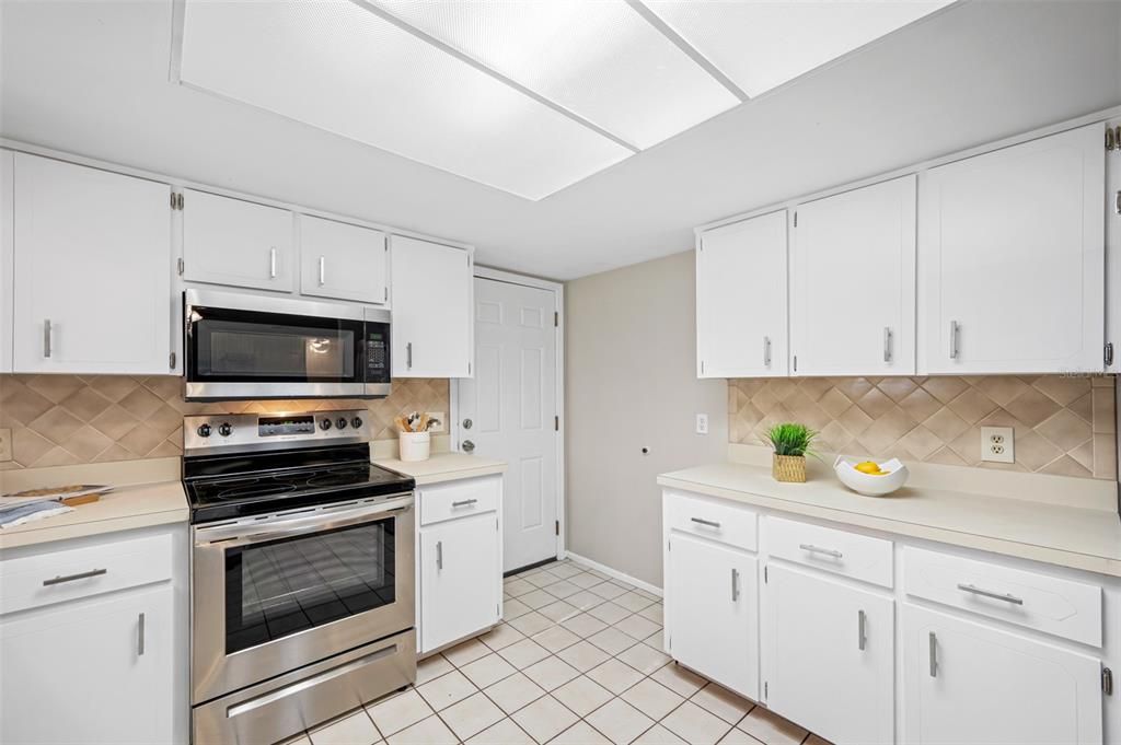 Active With Contract: $279,000 (3 beds, 2 baths, 1600 Square Feet)