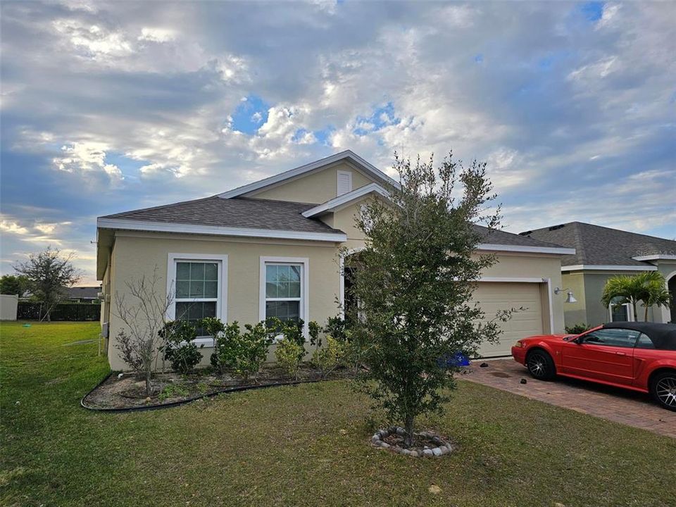 Active With Contract: $349,900 (4 beds, 2 baths, 2094 Square Feet)