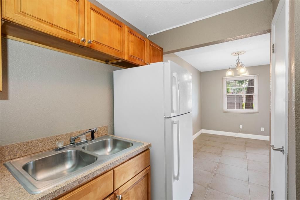 Active With Contract: $139,900 (1 beds, 1 baths, 644 Square Feet)