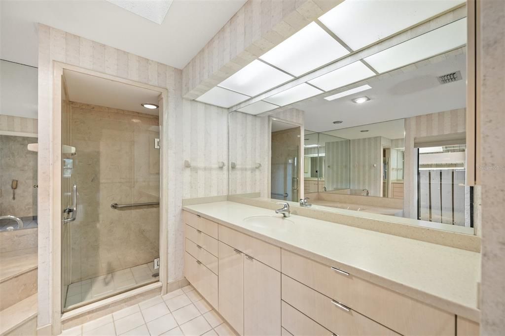 最近售出: $845,000 (4 贝兹, 3 浴室, 3463 平方英尺)