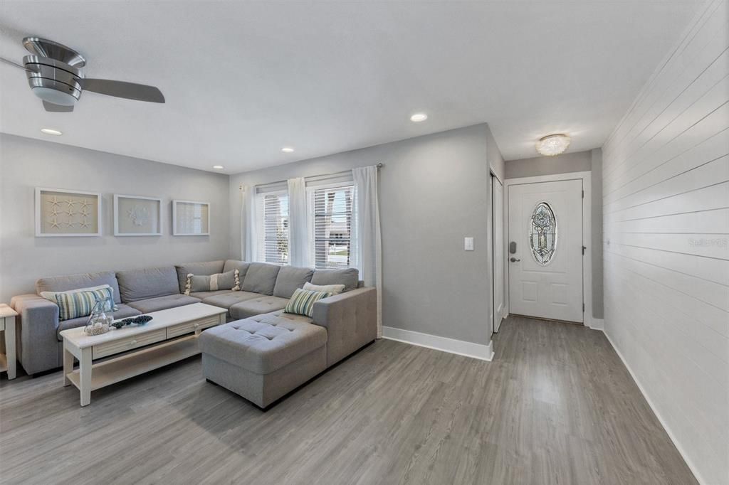 For Sale: $499,900 (2 beds, 2 baths, 1594 Square Feet)