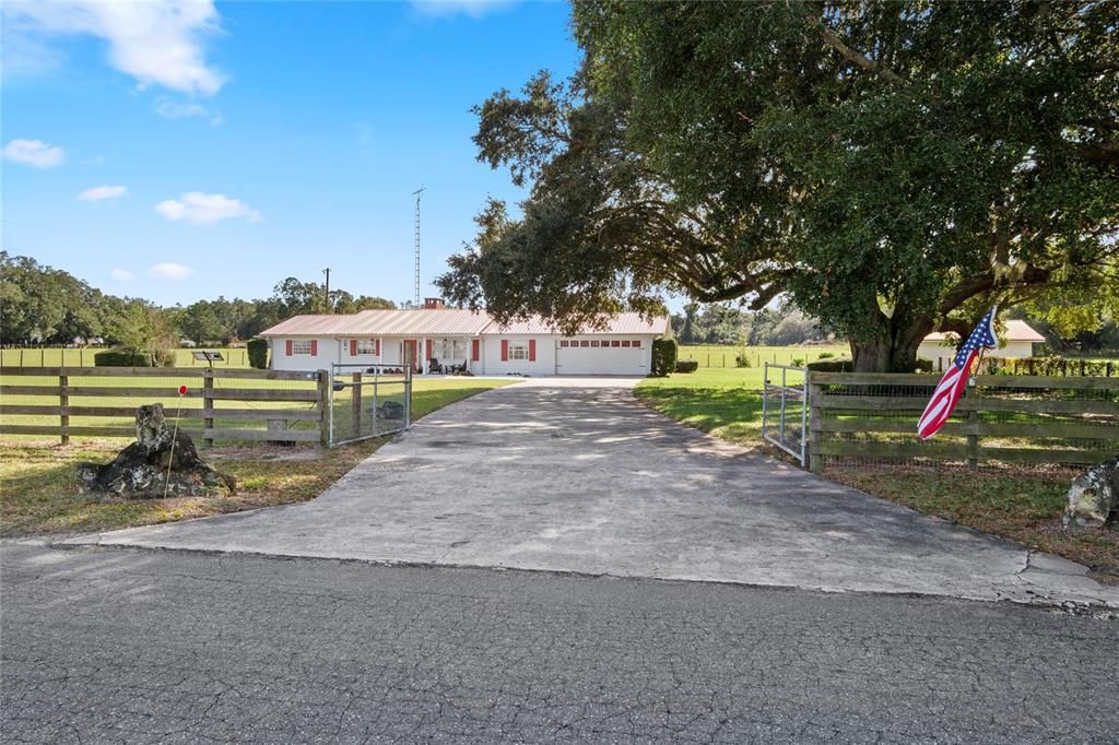 For Sale: $560,000 (4 beds, 2 baths, 2336 Square Feet)