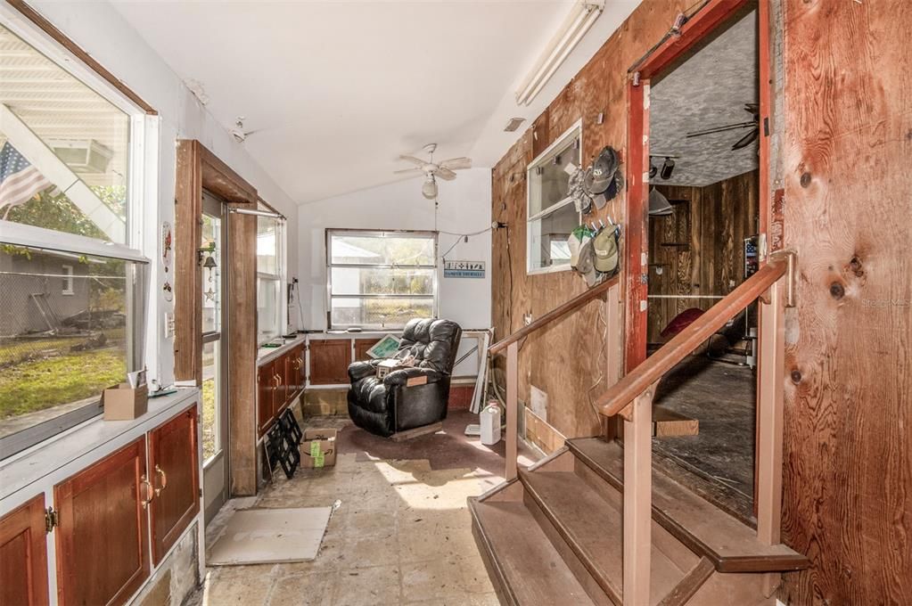 For Sale: $200,000 (2 beds, 1 baths, 460 Square Feet)