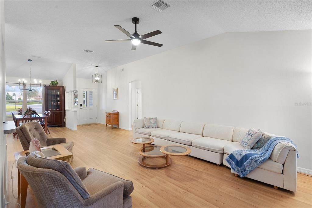 Active With Contract: $395,900 (3 beds, 2 baths, 1724 Square Feet)