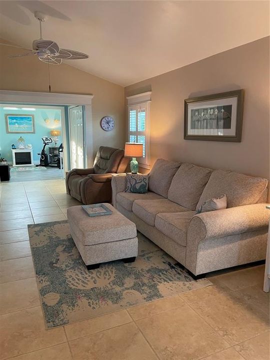 Living room with porcelain Tile