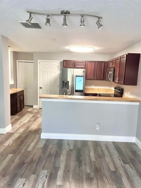 Active With Contract: $2,300 (3 beds, 2 baths, 1518 Square Feet)